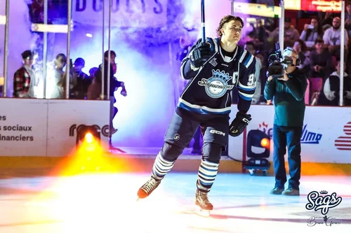 Entrée sur la patinoire du capitaine des Sags