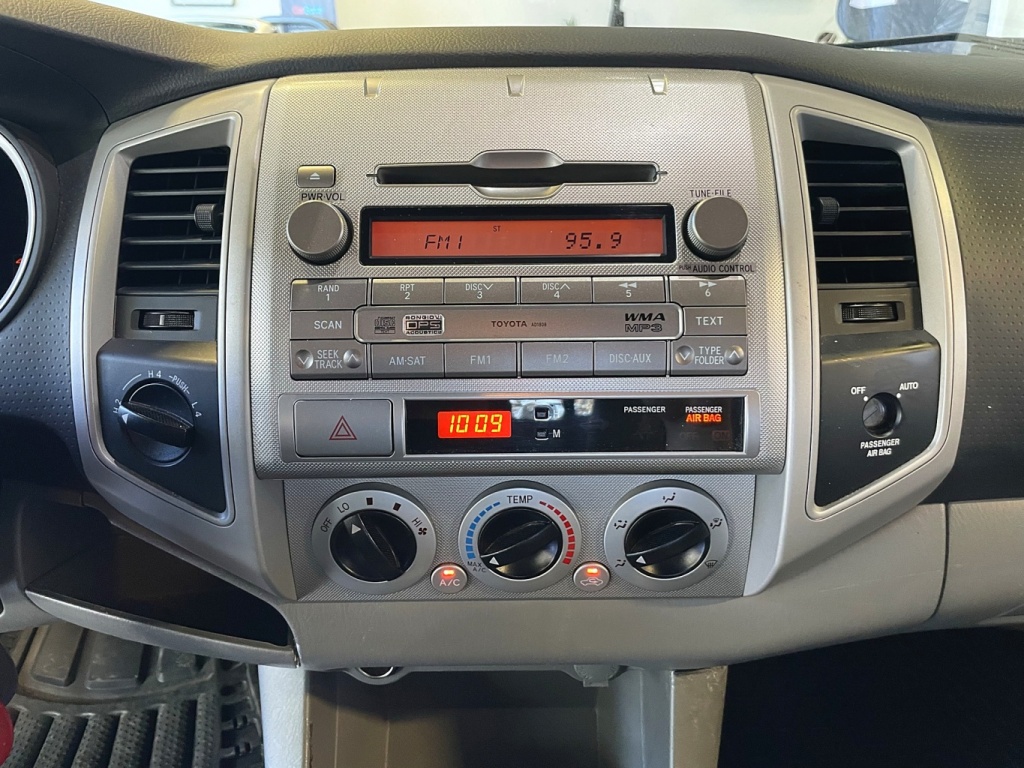 Toyota Tacoma  2011 — photo 23