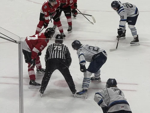 Mise au jeu entre les Remparts et les Saguenéens