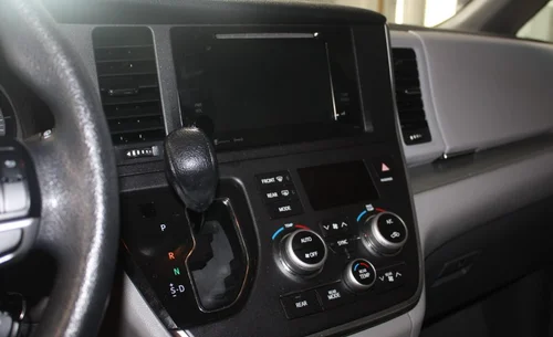 2017 TOYOTA SIENNA LE AWD — photo 11