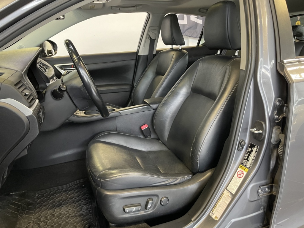 Lexus CT 200h  2012 — photo 12