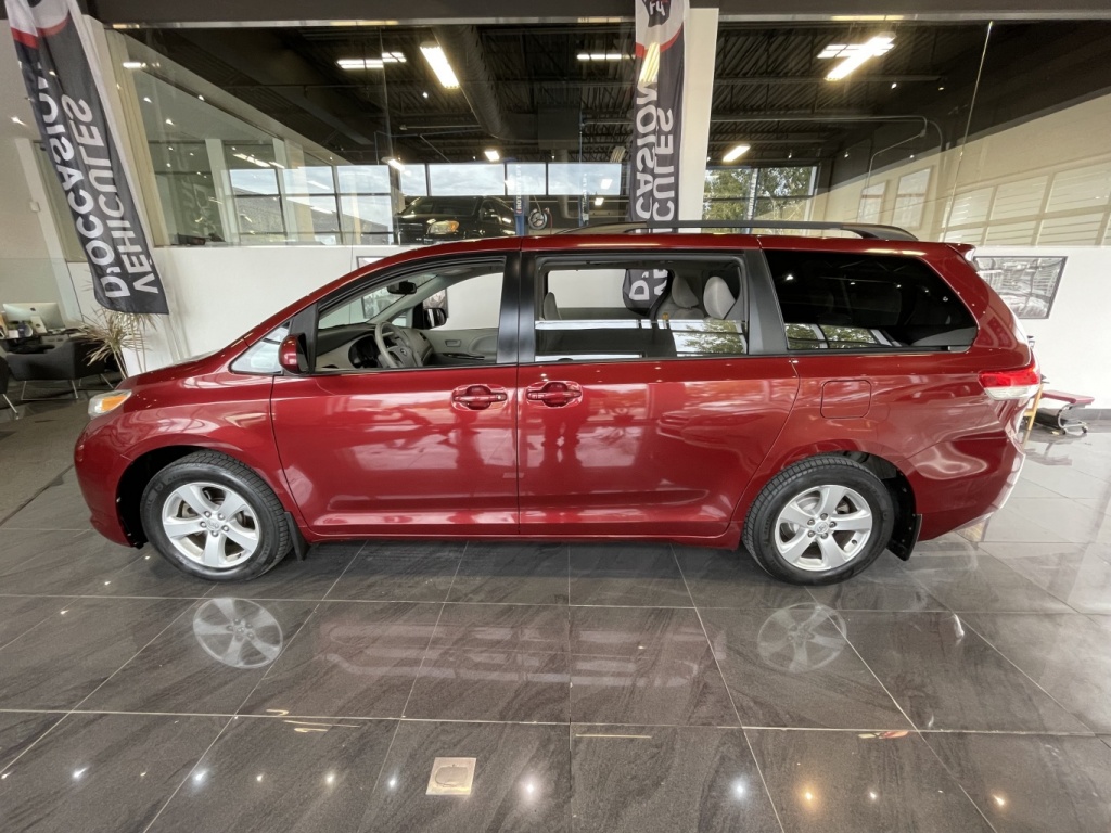 Toyota Sienna LE 2014 — photo 3