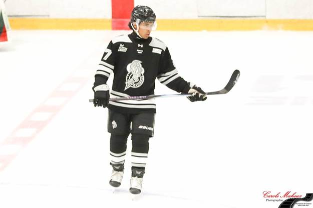 Peut être une image de hockey et texte : «&nbsp;ਮ LUg 自己0 UBaUeR Carole Phatographic MaKeиR&nbsp;»