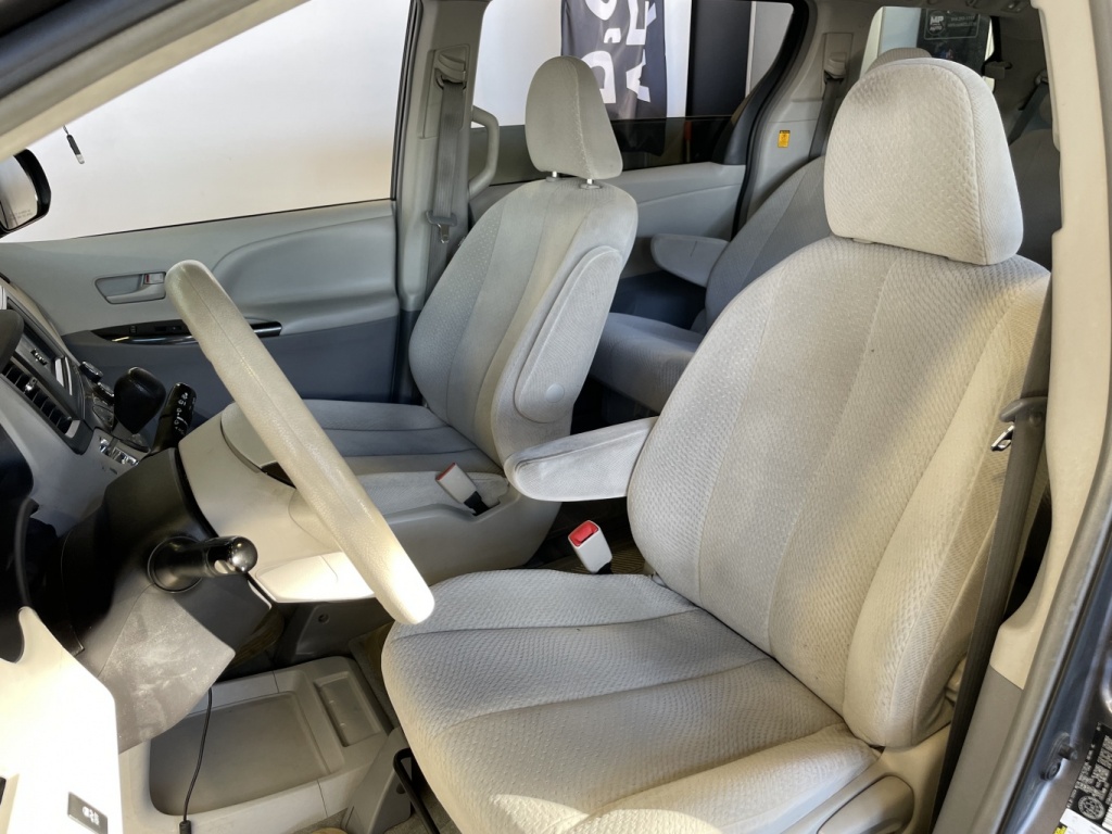 Toyota Sienna LE 2011 — photo 17