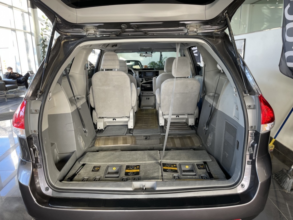 Toyota Sienna LE 2011 — photo 9
