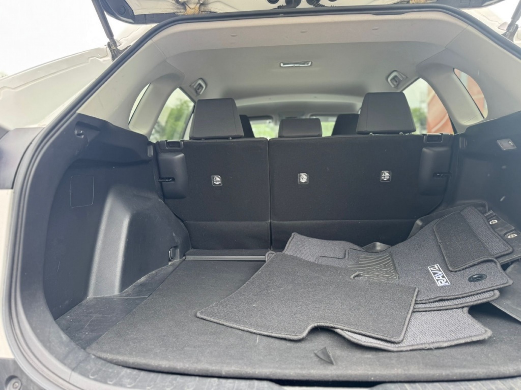 Toyota RAV4 LE 2020 — photo 9