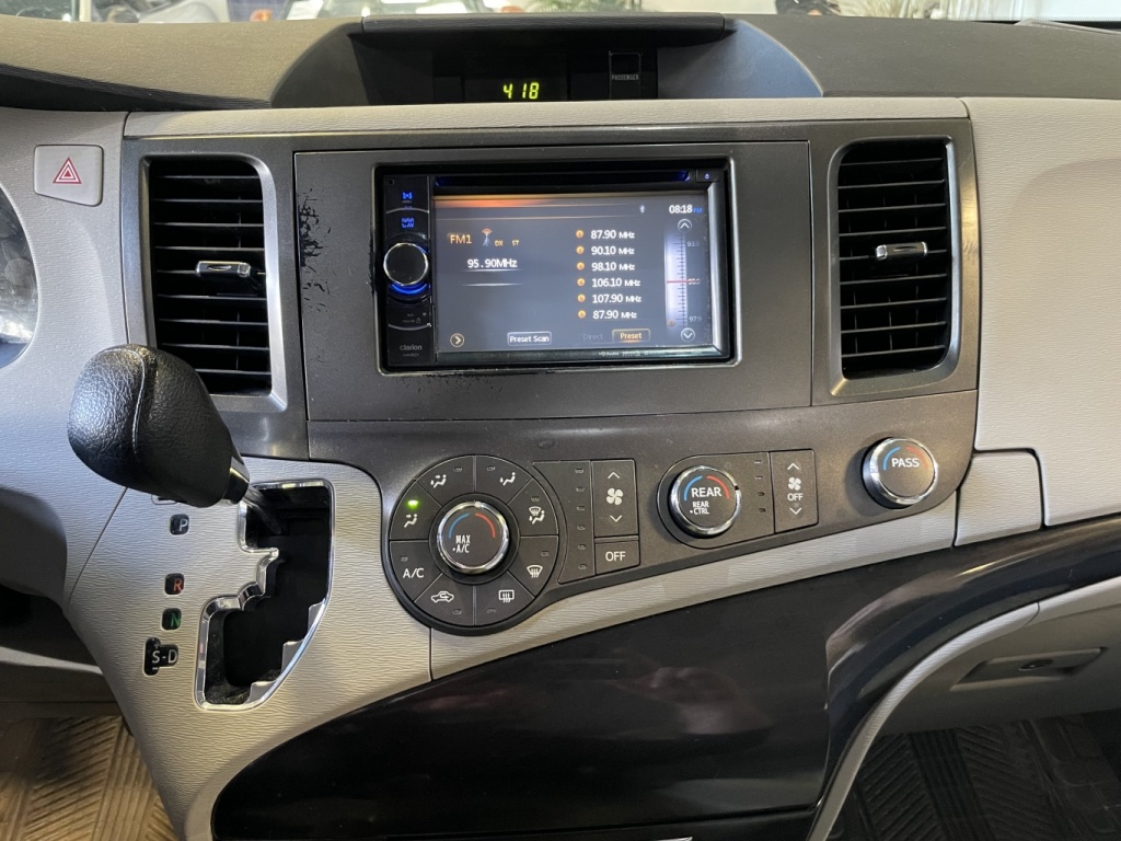 Toyota Sienna LE 2011 — photo 22