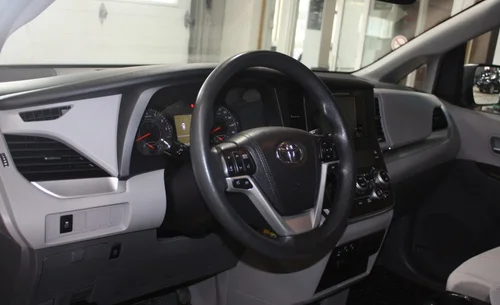 2017 TOYOTA SIENNA LE AWD — photo 10