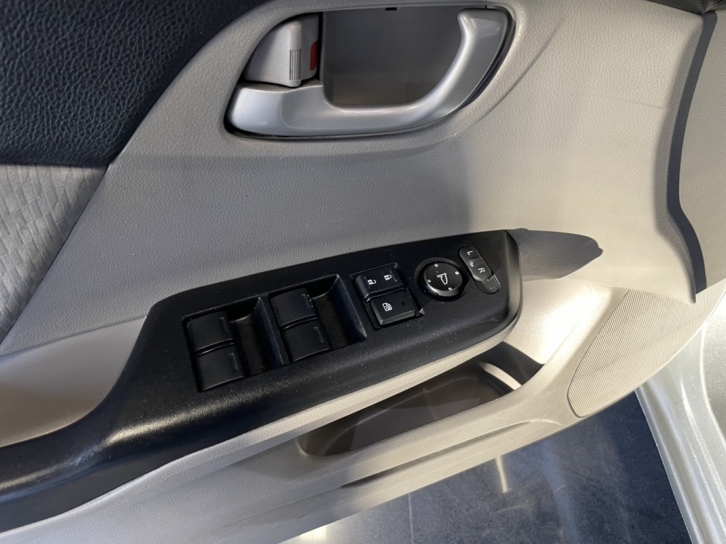 Honda Civic LX 2015 — photo 18