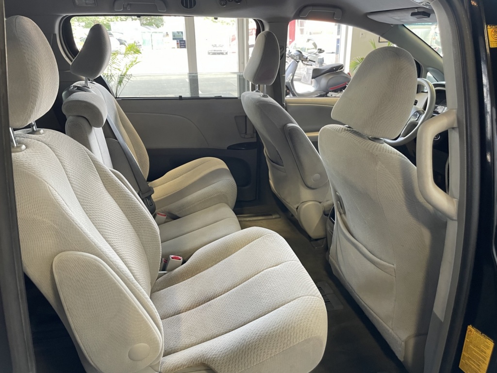 Toyota Sienna LE 2012 — photo 13