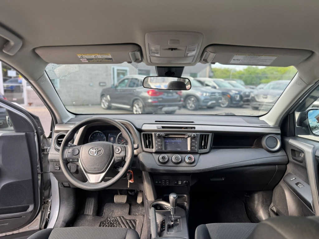 Toyota RAV4 LE 2018 — photo 17