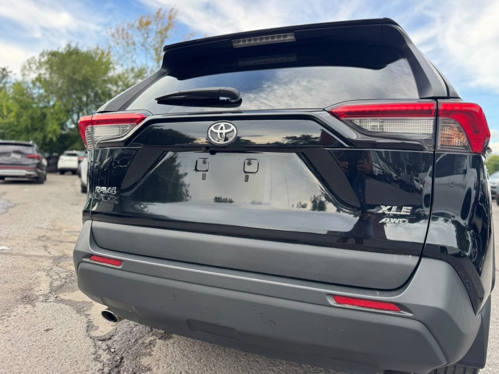 Toyota RAV4 XLE 2019 — photo 12