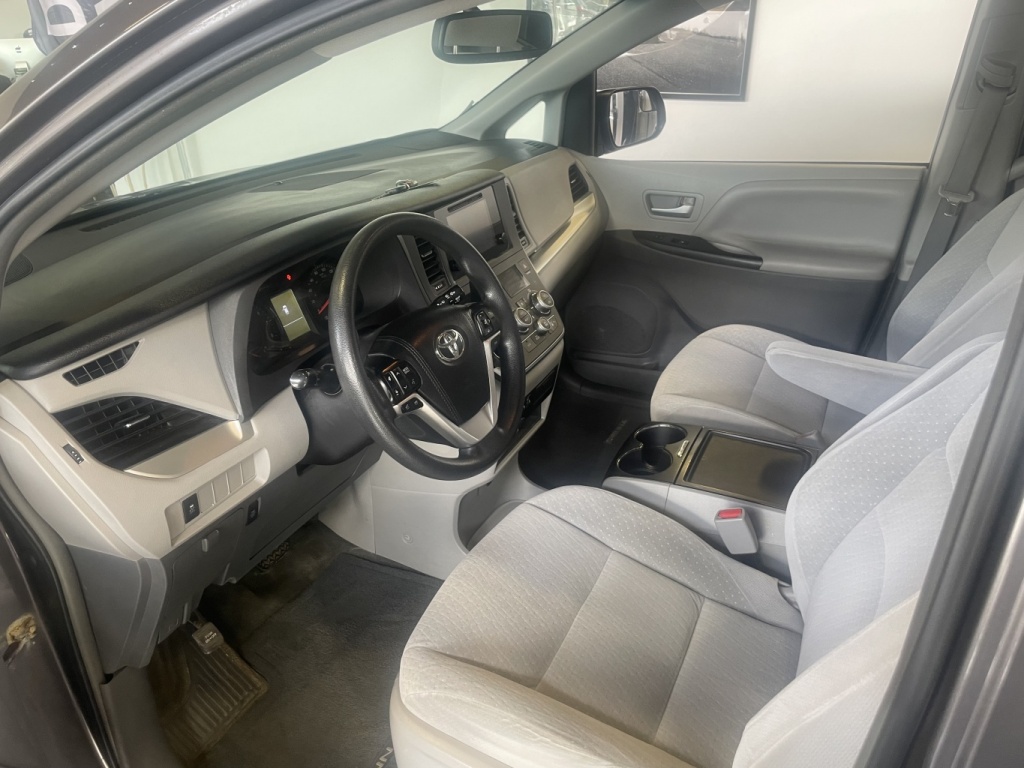 Toyota Sienna LE 2015 — photo 18