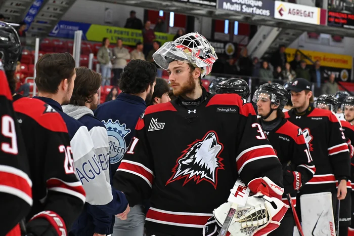 Samuel Meloche serrant la main aux Saguenéens.