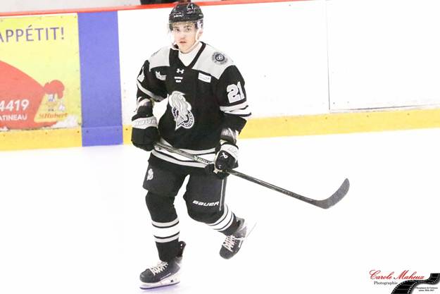 Peut être une image de hockey et texte : «&nbsp;PPÉTIT! म um 419 TINEAU Huhert BEUE EFL BQUeR Carde-Mahous Carole MaBeиR Photographic&nbsp;»