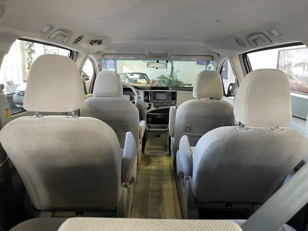 Toyota Sienna LE 2011 — photo 14