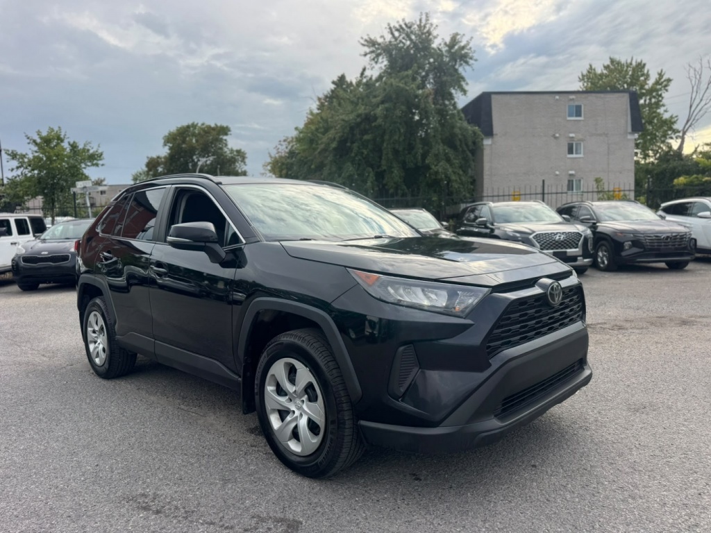 Toyota RAV4 LE 2021 — photo 2