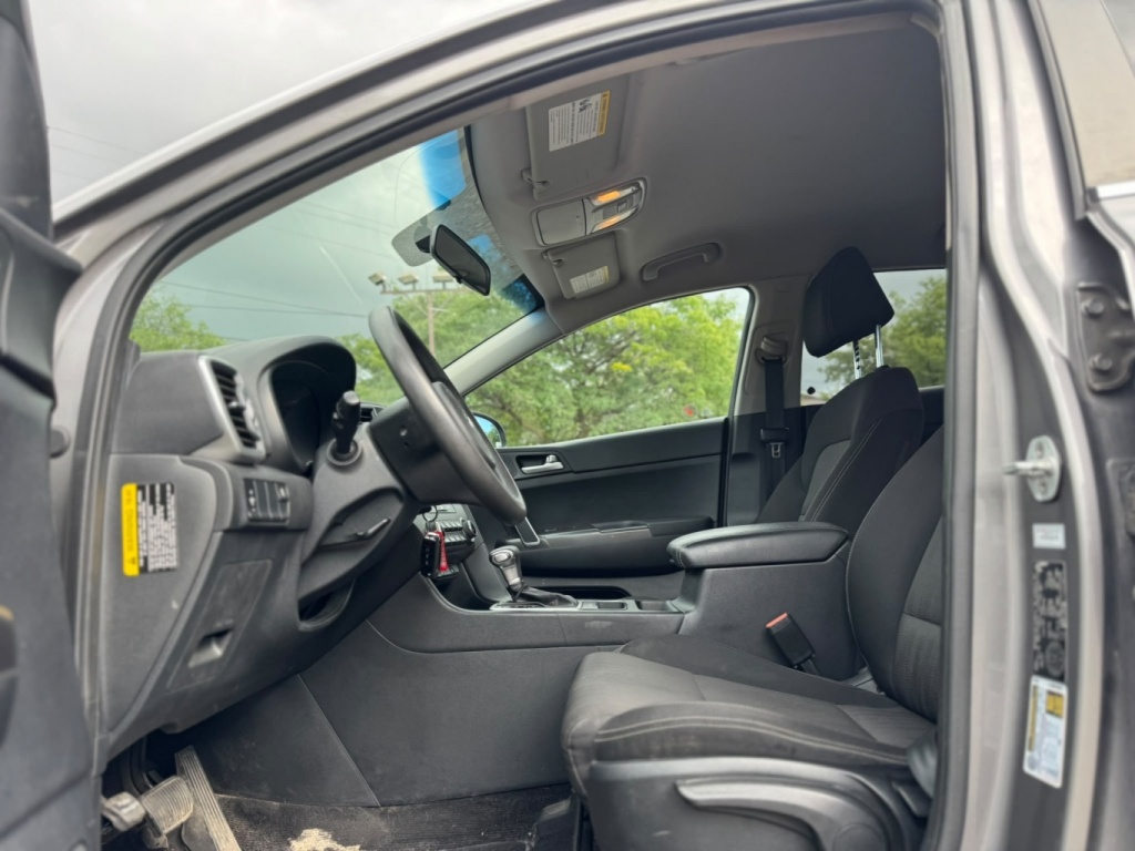 KIA Sportage LX 2018 — photo 13