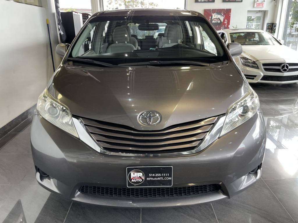Toyota Sienna LE 2015 — photo 2