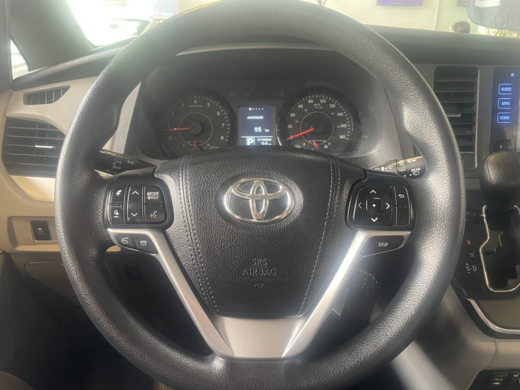 Toyota Sienna LE 2015 — photo 21