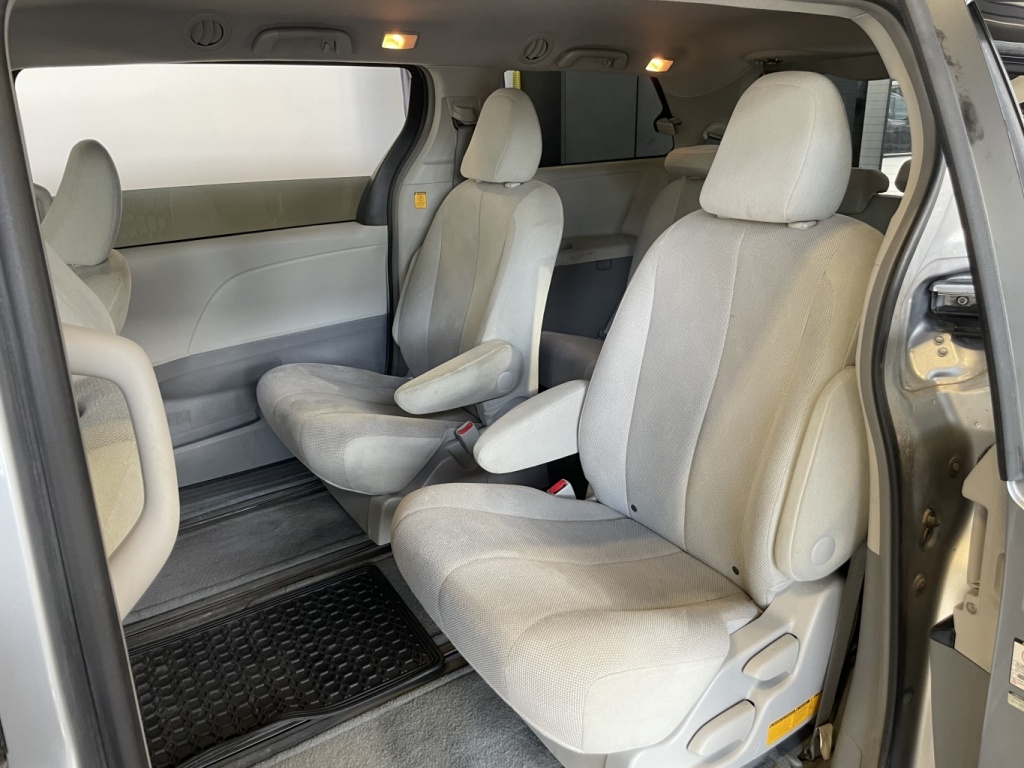 Toyota Sienna CE 2012 — photo 12