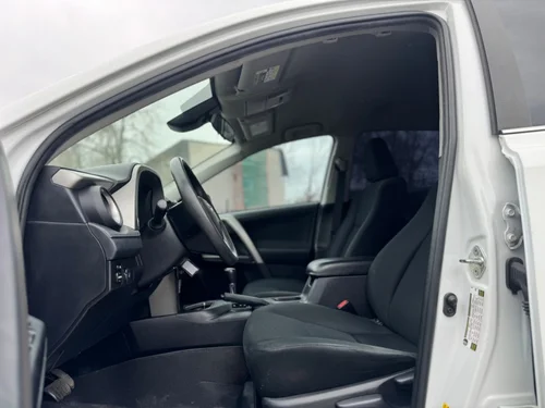 Toyota RAV4 LE 2018 — photo 13