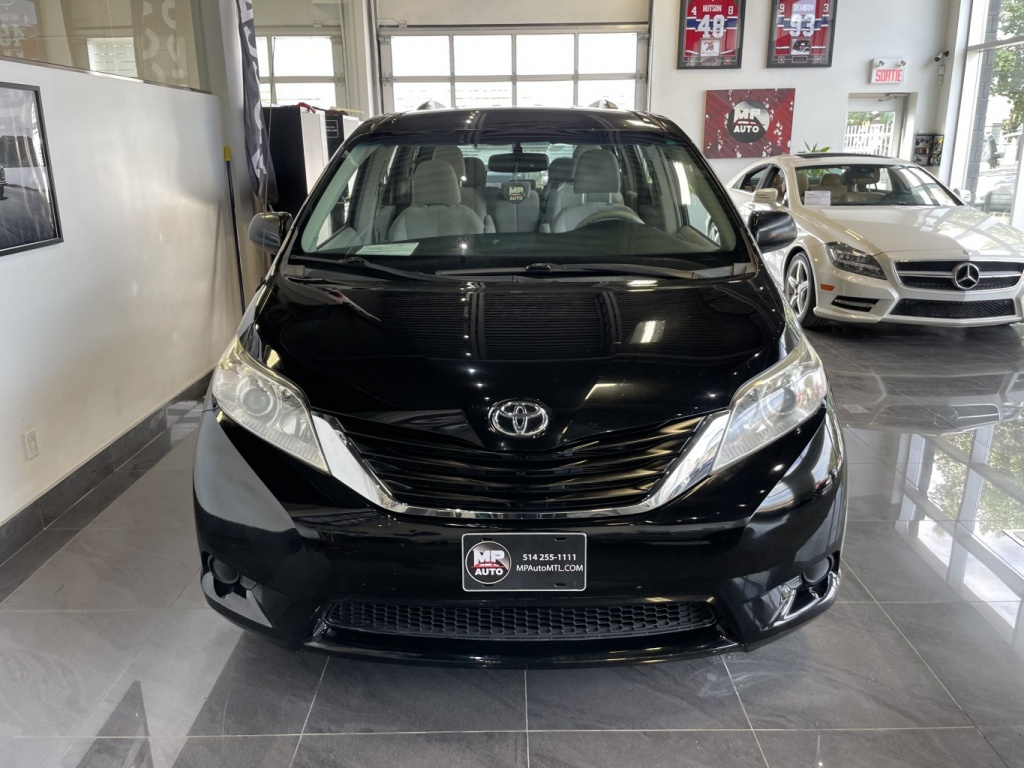 Toyota Sienna LE 2012 — photo 2