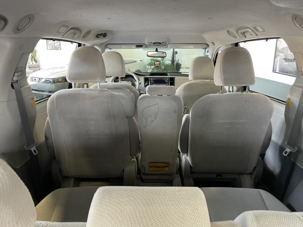 Toyota Sienna LE 2012 — photo 11