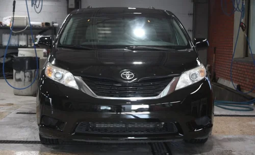 2017 TOYOTA SIENNA LE AWD — photo 2