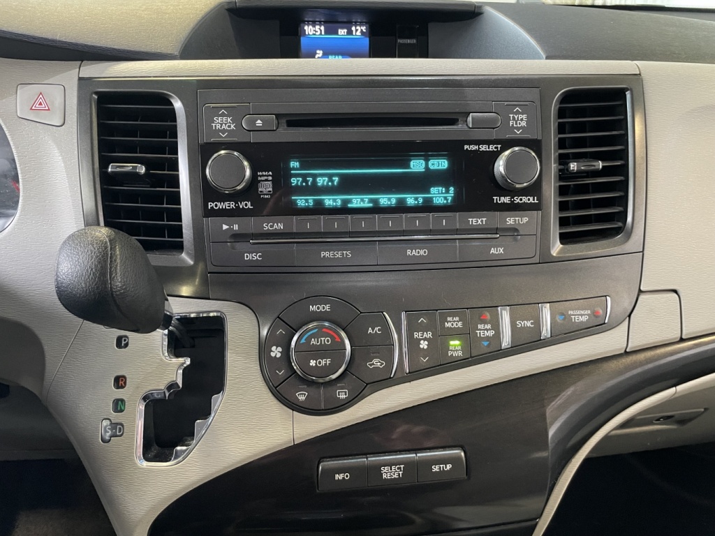Toyota Sienna LE 2014 — photo 25
