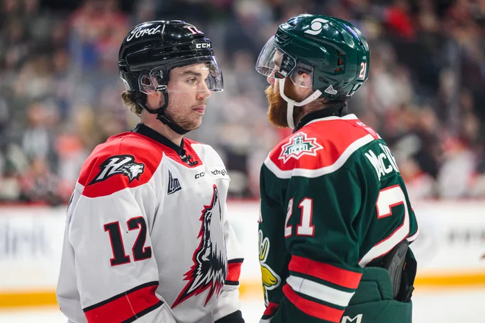 Eliot Ogonowski face à face à Braeden MacPhee.