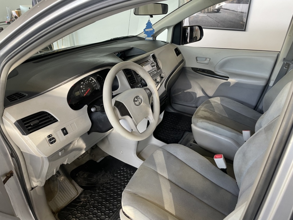 Toyota Sienna CE 2012 — photo 20