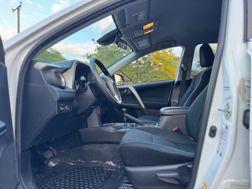 Toyota RAV4 LE 2018 — photo 13