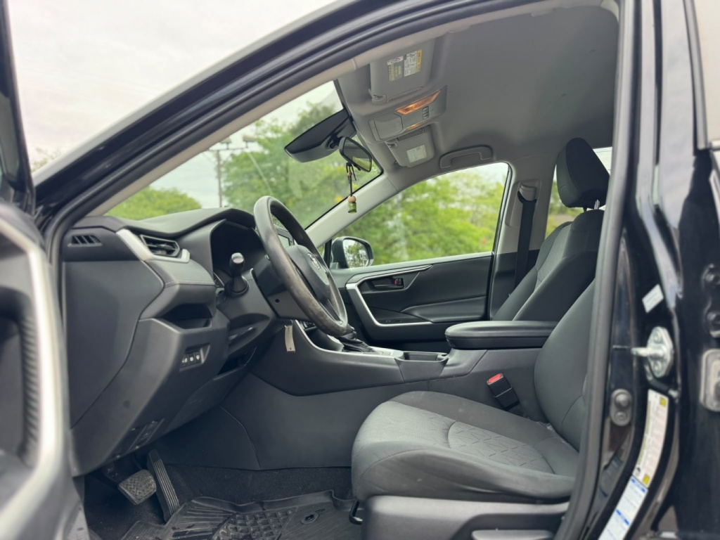 Toyota RAV4 LE 2021 — photo 10
