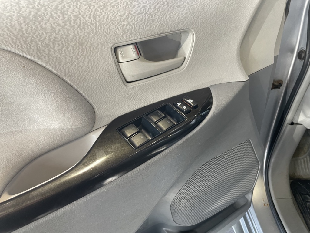 Toyota Sienna CE 2012 — photo 21