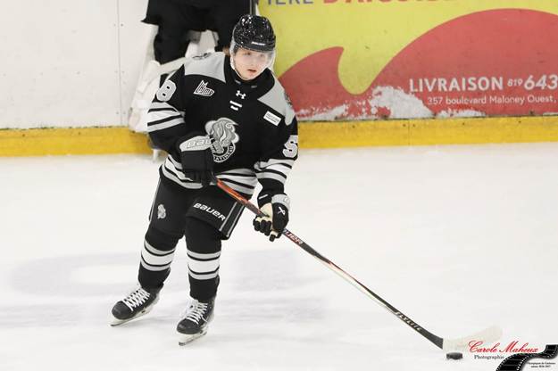 Peut être une image de hockey et texte