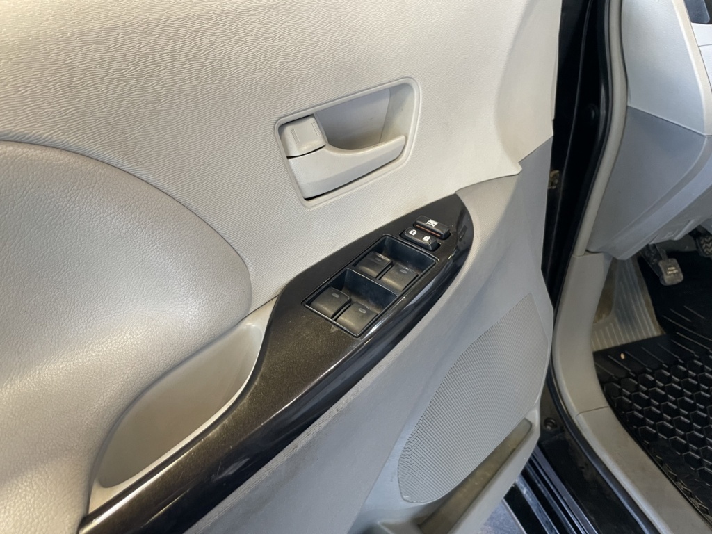 Toyota Sienna LE 2012 — photo 18
