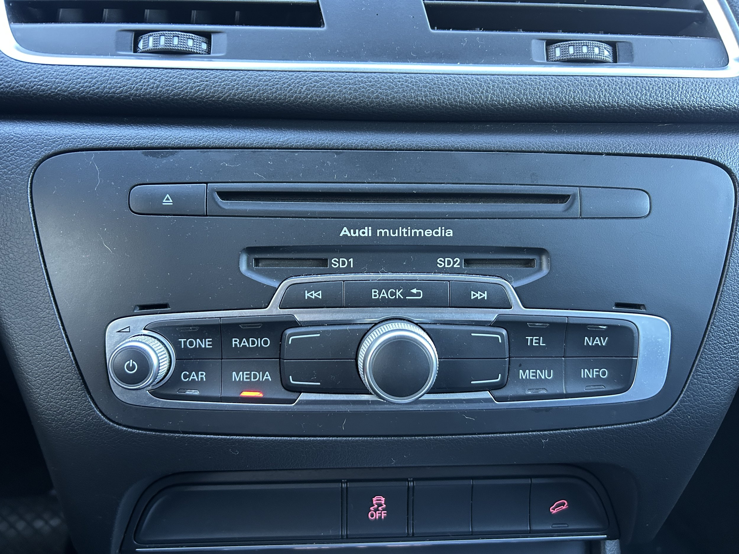 Audi Q3 2015 — photo 17